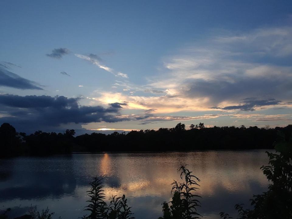 The B & B At Queenslake Midway 外观 照片